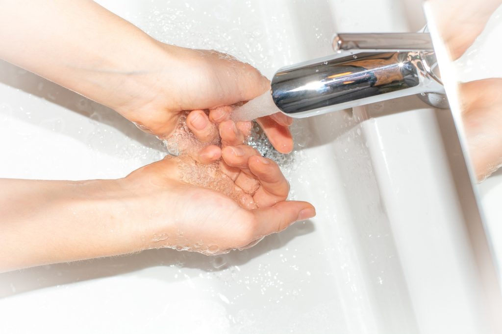 手洗いする人の手
